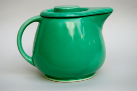 Kitchen Kraft Covered Jug in Original Green: Hard to Find Go-Along Fiestaware Pottery For Sale Kitchen Kraft Covered Jug in Original Green: Hard to Find Go-Along Fiestaware Pottery For Sale