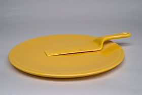 Kitchen Kraft Cake Plate in Yellow: Hard to Find Go-Along Fiestaware Pottery For Sale
Kitchen Kraft Cake Plate in Yellow: Hard to Find Go-Along Fiestaware Pottery For Sale