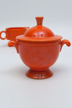 Vintage Fiestaware Sugar Bowl and Creamer Set in Original Red Glaze For Sale
Vintage Fiestaware Sugar Bowl and Creamer Set in Original Red Glaze For Sale