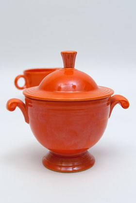 Vintage Fiestaware Sugar Bowl and Creamer Set in Original Red Glaze For Sale
Vintage Fiestaware Sugar Bowl and Creamer Set in Original Red Glaze For Sale