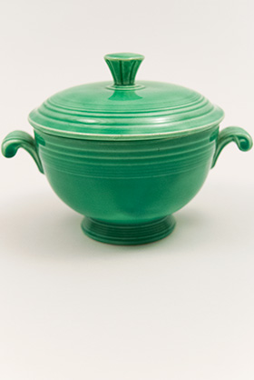 Fiesta Covered Onion Soup Bowl in Original Green: Early, Rare, Vintage, Fiesta For Sale Fiesta Covered Onion Soup Bowl in Original Green: Early, Rare, Vintage, Fiesta For Sale
