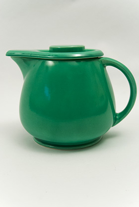 Kitchen Kraft Covered Jug in Original Green: Hard to Find Go-Along Fiestaware Pottery For Sale Kitchen Kraft Covered Jug in Original Green: Hard to Find Go-Along Fiestaware Pottery For Sale
