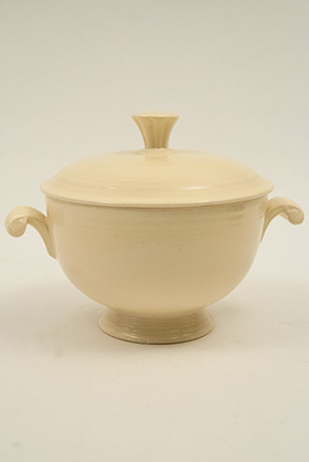 Fiesta Covered Onion Soup Bowl in Original Ivory: Early, Rare, Vintage, Fiesta For Sale Fiesta Covered Onion Soup Bowl in Original Ivory: Early, Rare, Vintage, Fiesta For Sale