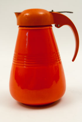 Harlequin Pottery Red Syrup: Radioactive, Original, Rare, Hard to Find Homer Laughlin For Sale
Harlequin Pottery Red Syrup: Radioactive, Original, Rare, Hard to Find Homer Laughlin For Sale