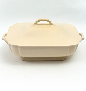 Riviera Covered Casserole in Original Ivory Vellum Glaze For Sale Vintage Pottery 30s Americana Art Deco Dinnerware
Riviera Covered Casserole in Original Ivory Vellum Glaze For Sale Vintage Pottery 30s Americana Art Deco Dinnerware