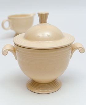 Vintage Fiestaware Sugar Bowl in Original Ivory Glaze For Sale
Vintage Fiestaware Sugar Bowl in Original Ivory Glaze For Sale