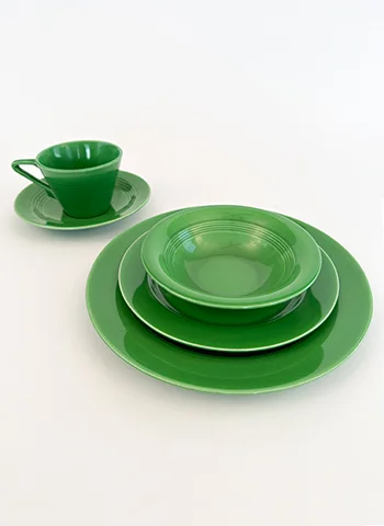 Medium green vintage harlequin 5 piece dinnerware table setting
